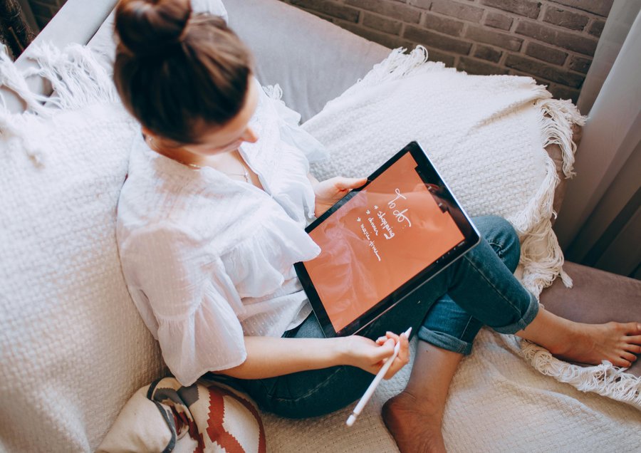 くつろぎながらタブレットにTo doを書き出す様子