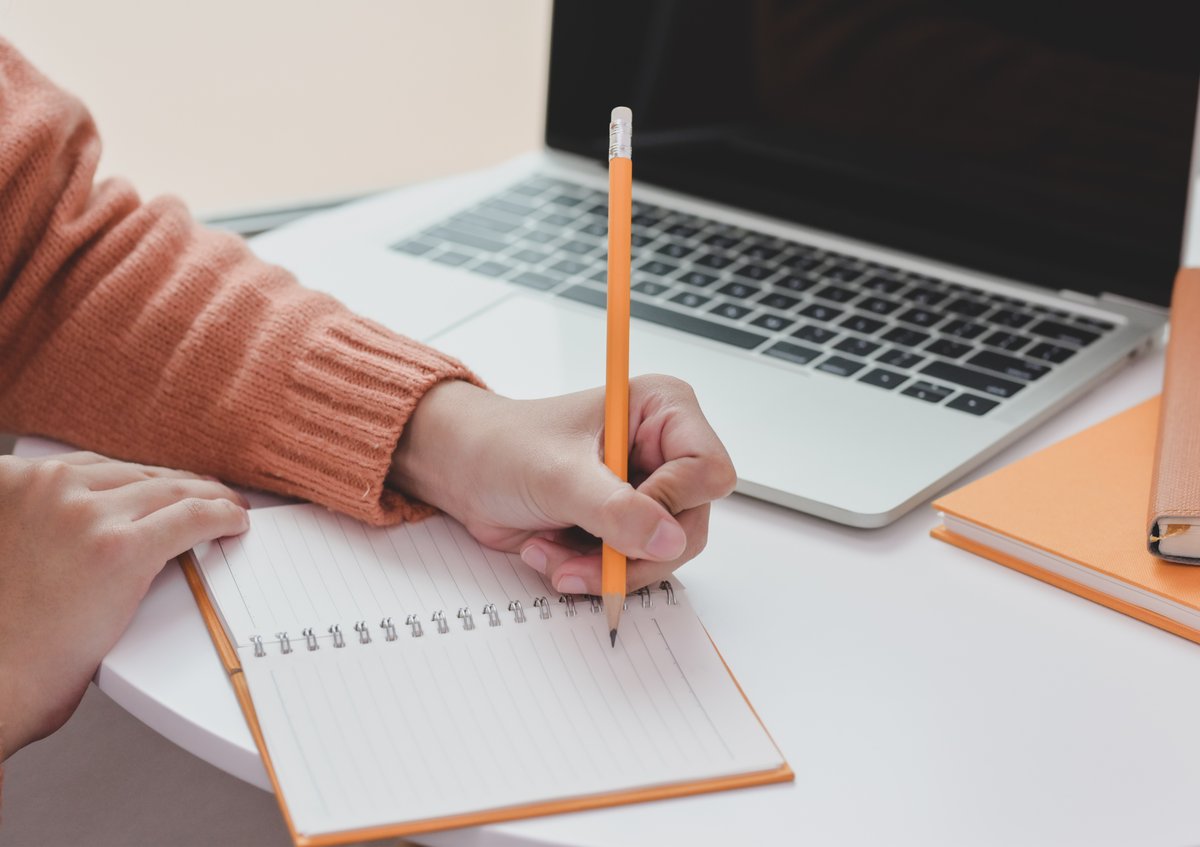 ノートに書き込みながら自分の考えを整理する様子