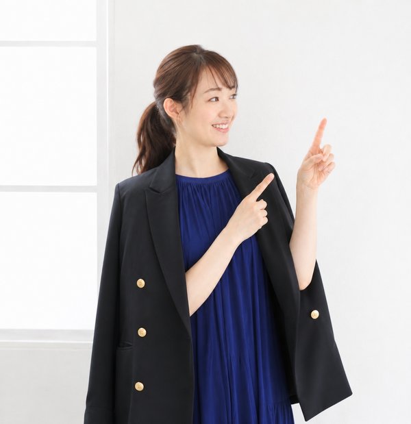 LINEでの受け取り方を指差して案内する古田あかね